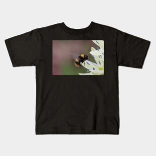 Bee in flight Kids T-Shirt